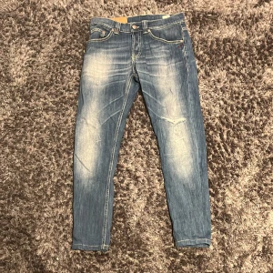 Dondup jeans - Säljer ett par riktigt feta jeans från dondup. Passar perfekt för dig som vill ha en skön och stilren outfit. Modellen heter mius och är slim. Ställ gärna frågor om det är något du undrar över. Pris kan diskuteras.