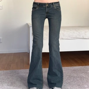 hm jeans - midja: 85 innerben: 80 🤍lågmidjade och bootcut jeans, vintage från hm 🤍 jag är 173cm & stl S/36/28 för referens 🤍 läs POLICY & FRAKT (i gillade inlägg) innan du skriver 🤍 använd gärna ”Köp” 🤍 