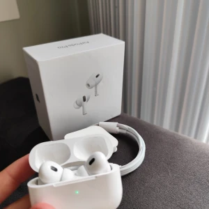 Airpod pro 2 gen  - Airpod pro 2 gen i nyskick. Väldigt bra kvalitet med både utseende och väldigt bra ljud. Skriv vid frågor.