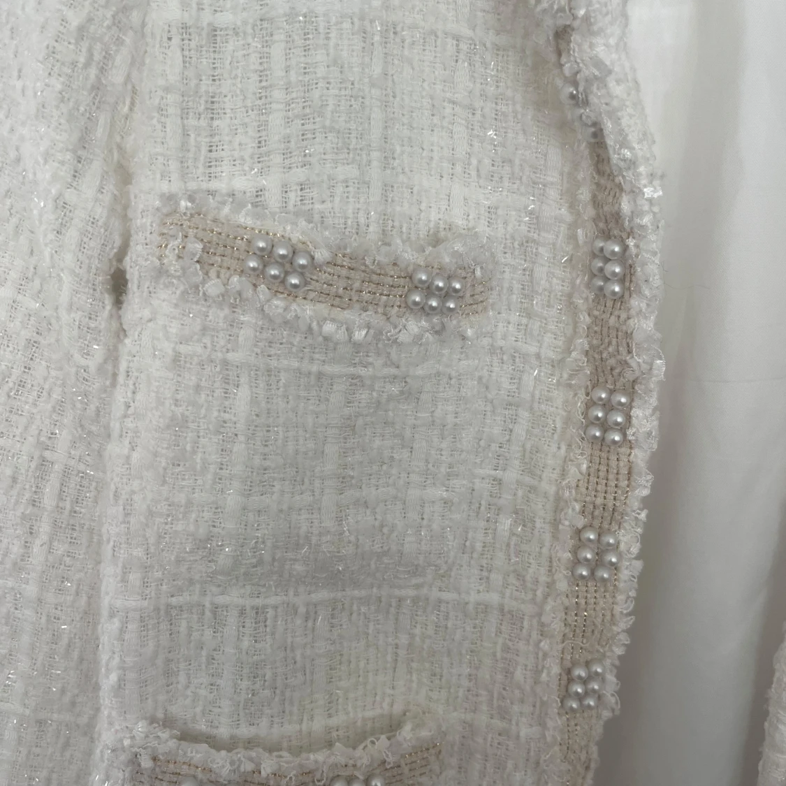 Vit kavaj med pärldetaljer - 2