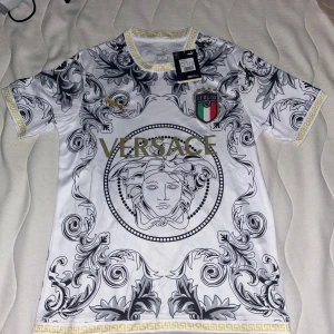 Italien tröja - Tja, säljer denna feta fotbollströja. Tröjans skick är 10/10 och är helt oanvänd. Den säljs eftersom den skulle användas som prydnad i rummet men passade inte in med möblerna i rummet. Skriv i dm för fler frågor eller bilder🔥🔥