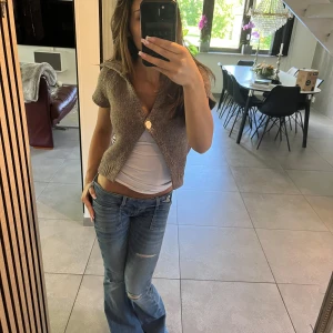 stickad brun tröja från Zara - Säljer då den aldrig kom till användning. Är i fint skick, brun virkad tröja från zara. 