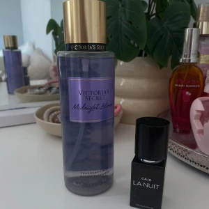 Victoria's Secret Midnight Bloom & CAIA La Nuit - Säljer två parfymer: Victoria's Secret Midnight Bloom och CAIA La Nuit. Båda är helt oanvända - läs på deras hemsida om doft💞💞hör av er om ni är intresserade av att bara köpa en!