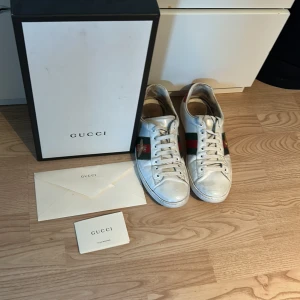 Gucci Ace 43/44 - Gucci Ace sneakers, perfekta till sommaren och hösten! Använda en del men funkar super fortfarande. 8/10. Pris går såklart att diskuteras! 