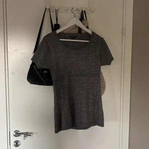 Grå stickad kortärmad tröja - Jättefin stickad tröja! Ger Pinterest vibes, ull