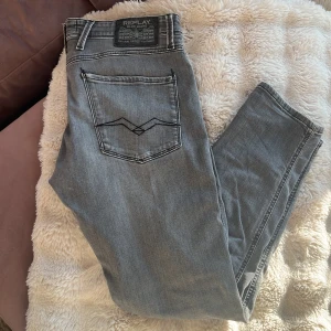 Replay Anbass Slim Fit - Säljer ett par gråa Replay jeans i fint skick
