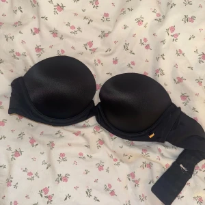 Victoria secret bh utan band - Jättefin inprincip helt oanvänd strapless bh från victoria secret med lite push up! Den är lite insydd för att den ska vara lite mindre runt om men inget man märker. Stl 32A/70A .