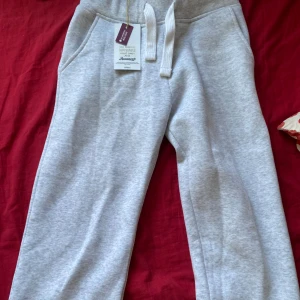 Ljusgrå mjukisbyxor från Russemerch XS - Ljusgrå mjukisbyxor från Russemerch med raka ben och normal passform. Dom är helt oanvända och jag säljer de eftersom jag råkade köpa fel storlek.