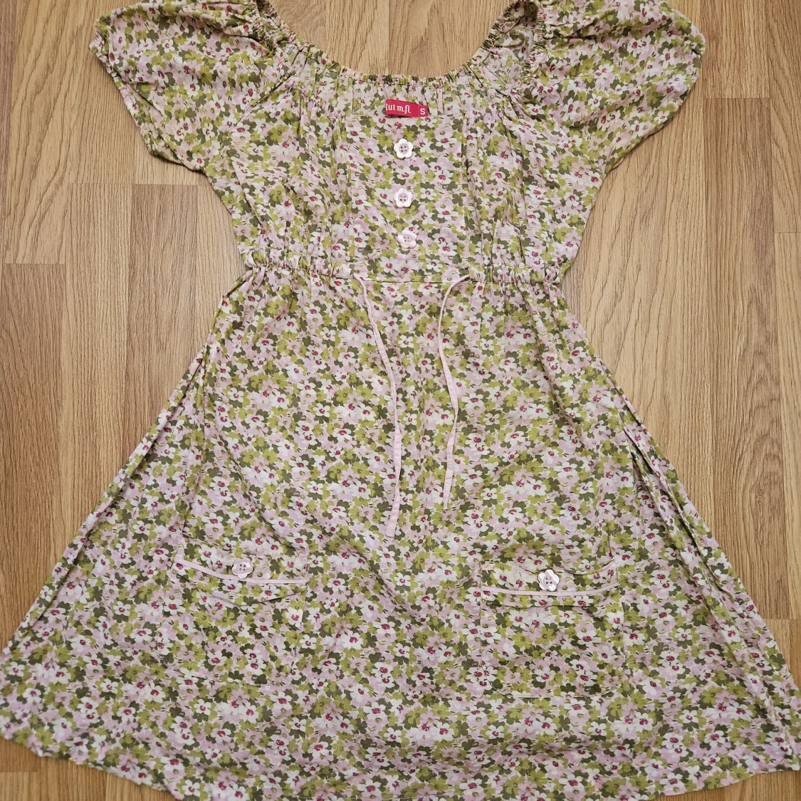 Blommig kortklänning från m.m.f.l.