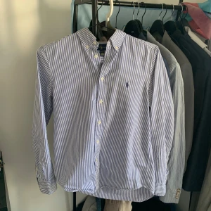 Ralph lauren skjorta - En fet Ralph lauren skjorta perfekt nu till sommaren, storlek 14-16 år som motsvarar en liten s eller xs i storlek. Nypris på denna är lite över tusen, mitt pris 349kr. Skriv gärna vid funderingar 