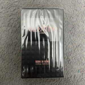 Valentino Uomo Born In Roma Coral Fantasy - Valentino Uomo Born In Roma Coral Fantasy är en herrparfym i en snygg svart kartong med rosa detaljer. Flaskan rymmer 100 ml eau de toilette och har en lyxig, modern design. Perfekt för dig som gillar exklusiva och trendiga dofter.