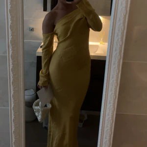 Asos klänning - Superfin klänning som passar perfekt för en bal💓 Från Asos. Använd en gång! Har dock två mindre skavanker som inte tänks på när den är på. Skriv för bilder! Storlek 34 (XS). Hemsidan sa guld men går åt det gula håller enligt mig☀️