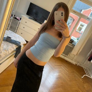 Ljusblå bandeau tubtopp från SHEIN - Ljusblå bandeau tubtopp från SHEIN i stretchigt och mjukt material. Enkel och stilren design utan axelband, perfekt för varma dagar. Sitter tight, Storlek xs🫶🏻