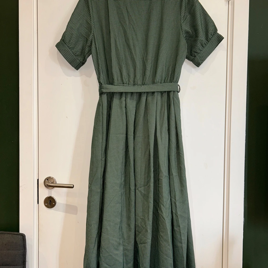 Grön rutig klänning med krage och bälte - 1