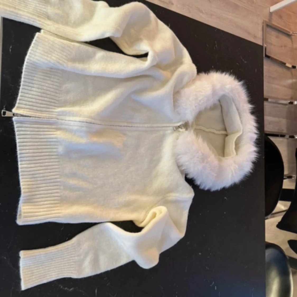 Vit stickad jacka med fuskpäls - 3