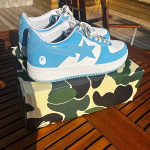 BAPESTA Sneakers Blå  - Säljer ett par BAPE STA. Sko låda och gratis dust bag includerad😊