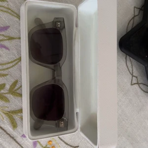 Grå transparenta solglasögon CHIMI - Snygga solglasögon från CHIMI med transparent grå båge och mörka glas. Rektangulär form som ger en modern vibe. Kommer med originalfodral. Perfekta för att lyfta din stil under soliga dagar. Skriv innan köp!❤️❤️