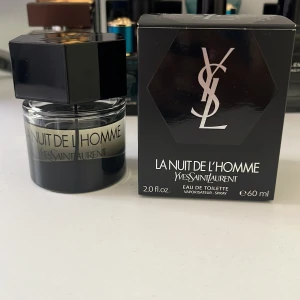YSL La Nuit De L'Homme EdT 60ml - La Nuit De L'Homme från Yves Saint Laurent är en ikonisk herrparfym i en stilren, rund glasflaska med svart hexagonlock och YSL-logga. Flaskan rymmer 60 ml Eau de Toilette och har en elegant svart och silver design. Perfekt för dig som gillar lyxiga dofter.var inte rädd för att lägga lägre prisförslag!