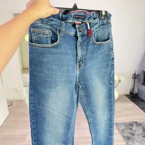 Jeans från Tommy Hilfiger - Säljer ett par blå herrjeans från Tommy Hilfiger. Slim fit. Bra skick 💙 