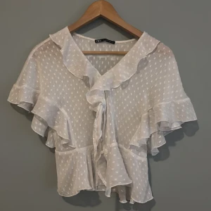 Volangtopp Zara  - Eftertraktad och omtyckt vit volang topp / blus ifrån Zara i storlek xs , som aldrig har kommit till användning och därav inga defekter☺️