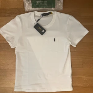 Ralph Lauren t shirt  - Säljer denna HELT NYA  Ralph Lauren t shirt i storlek S. Passar 170cm-180cm lång. Nypris 1090kr mitt pris: 399krkr!!! Vid minst funderingar är det bara att kontakta🙌🙏