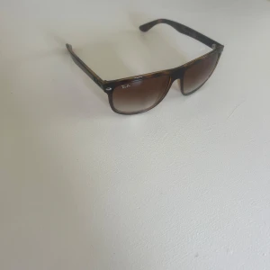 Rayban boyfriend solglasögon - Säljer mina nya & oanvända (10/10) Rayban Boyfriend solglasögon. En av marknadens snyggaste och stilrena solglasögon, perfekta till sommaren. Givetvis äkta och orderbekräftelse finns på Mail, tillkommer även fodralet.  Storlek M män, så sitter som helt vanliga solglasögon i passformen.  Fraktas spårbart eller hämtas på plats. Vänligen