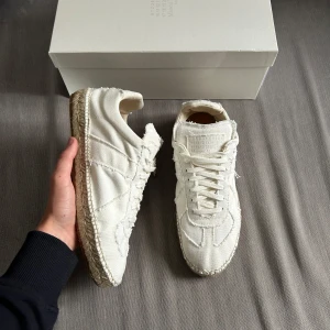 Maison Margiela Espadrilles | HELT NYA! - Väldigt sällsynta Maison Margiela Espadrilles | Storlek: 42 (fits 42-43) | Skick: 10/10 (Helt nya, aldrig använda) | ActiveResell