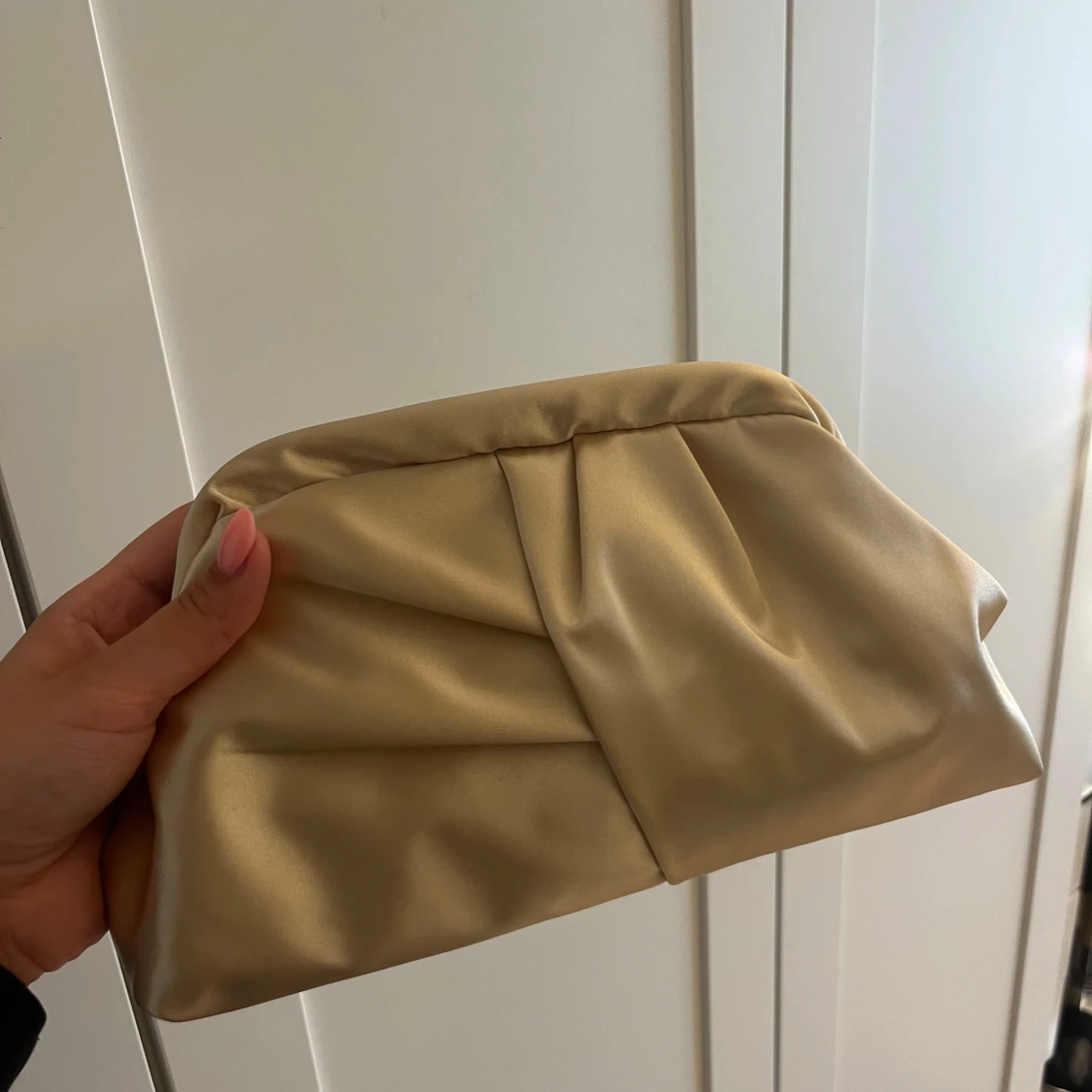 Champagnefärgad kuvertväska i satin