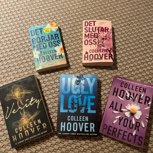 Colleen Hoover bokpaket (5 böcker) - Fem populära romaner av Colleen Hoover: 'Det börjar med oss', 'Det slutar med oss', 'Verity', 'Ugly Love' och 'All Your Perfects'. Två översta böckerna på svenska resten på engelska. Perfekt för dig som älskar starka känslor, relationer och spännande läsning!🤩250kr för alla 5 böcker, 60kr/ styck🥰Två av böckerna har märken på undersidan men inget som påverkar!