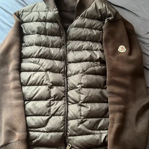 Säljer svart monclear cardigan  - Säljer en svart monclear cardigan funkar jätte bra inget fel det är mycket bra sick storlek S