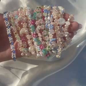 Blommiga armband  - Supersöt blommiga från Bernberg Jewelrys Floral Bracelet Collection. Vi tar endast beställningar via vår hemsida Bernbergjewelry.se och inte via plick 💞