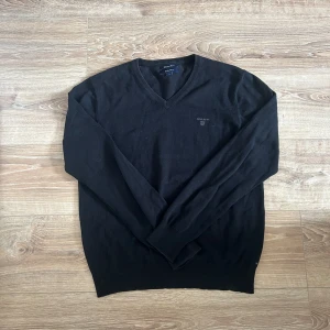 Gant tröja  - En snygg tröja i bra skick utan några som helst anmärkningar. Hör av er vid ytterligare frågor annars fritt fram att köpa!                              (Postar inom 24h)