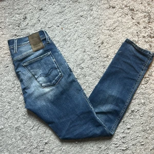 Replay Anbass  - Säljer nu dessa Replay Anbass jeans med slitningar i storlek 30/32 😁Hör av dig vid frågor eller fler bilder 🙌