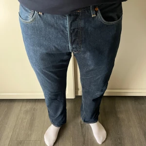 Levi's 501 mörkblå jeans W32 L32 - Levi's 501 mörkblå jeans W32 L32 i bra skick. Jeansen sitter egentligen lite lösare än vad de gör på bilderna då storleken blivit för liten (därav de säljs).