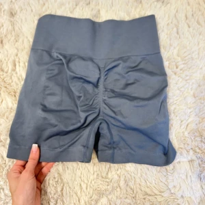 Mörkgrå scrunch biker shorts - Mörkgrå seamless biker shorts med scrunch som formar så så bra , man kan vika de till lowwaist eller highwaisStretchigt material som sitter tight och formar sig efter kroppen. Perfekta för träning eller chill dagar. Snygg rynkdetalj bak för extra passform.