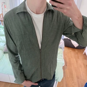 Overshirt från John Henric - Fräsch overshirt från John Henric, perfekt nu till sommaren☀️| Storlek 40 vilket motsvarar ca M | Mycket bra skick✅