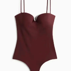 Vinröd body med tunna axelband - Trendig snygg vinröd body med tunna axelband och lätt vadderad byst från H&M