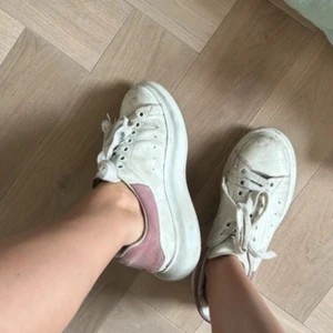 Alexander MqQuenns  - Så snygga Alexander Mqueens, lite slitet skick därav väldigt bra pris💗de är i Strl 39 men passar mig som har 37/38 annars🫶