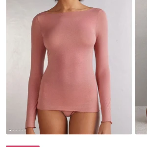 Intimissimi Kashmir tröja  - Supersnygg långärmad topp i en mjuk och tunn rosa kashmir. Den har en tight passform och rundad halsringning, perfekt att styla med jeans eller kjol. Enkel och stilren design som känns både lyxig och bekväm. Helt ny, aldrig använd!🥰