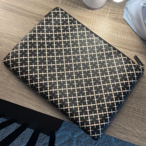 By Malene Birger - Datafodral från By Malene Birger! Använt men inget som syns, den ser alltså nästan ny ut! Säljer då jag tagit studenten och inte längre har en dator
