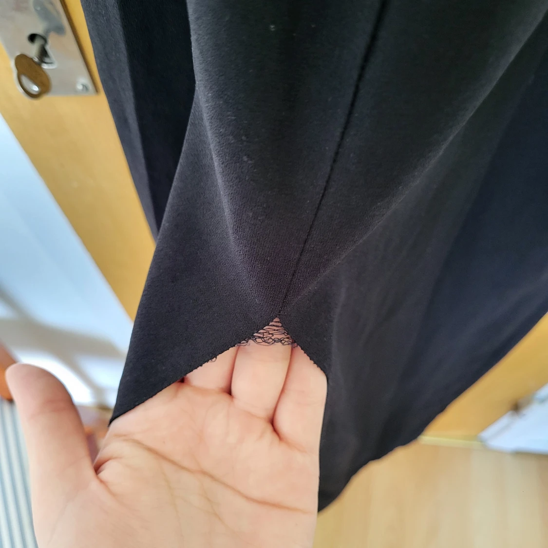 Svart långklänning med spetsdetaljer - 3