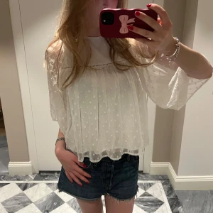 Vit  blus - Superfin vit blus med mesh. Obs den har en liten fläck i fram men syns knappt. Är 170 för referens ❤️ kan skicka fler bilder om så önskas.