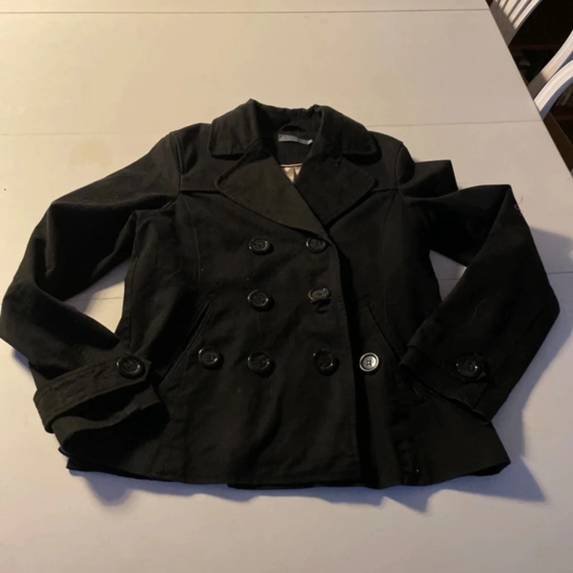 Svart skepparkavaj med knappar