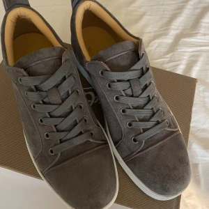 Christian Louboutin  - Använt bara en gång men annars så är den helt nytt! Storlek 43! Kommer med boxen och påsen! Säljer de för de är för små på mig!