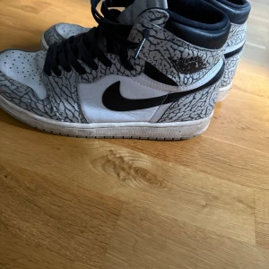 Nike Air Jordan 1 Elephant Print High - Säljer ett par Nike Air Jordan 1 High med ikoniskt elephant print i grått och svart. Skorna har svart swoosh, svarta snören och hög siluett. Ovandelen är i skinn och mönstret ger en unik streetwear vibe. Perfekta för dig som vill sticka ut med klassiska sneakers. Nytt pris vid 1250 de här är lite använda 