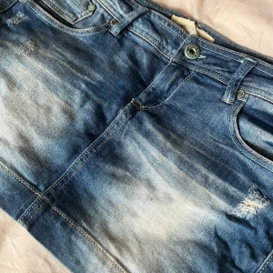 Lågmidjad jeanskjol  - Supersnygg lågmidjad jeanskjol! Broderade fickor bak. PS säljer fler jeanskjolar i min profil + kommer fler 💙