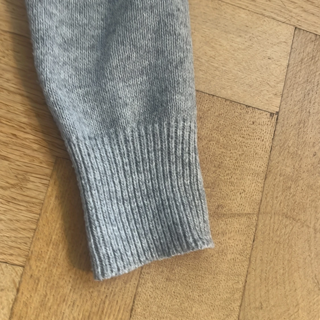 Grå kofta med pärldetaljer - 1