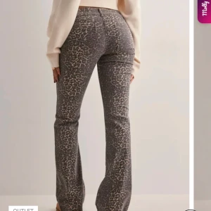 Leopardmönstrade bootcut jeans - Det är bara lite hål på baksidan av jeansen vid hälarna ❤️ Kom privat om du vill har fler bilder på jeansen! Vänta innan du klickar på köp! 