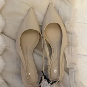 Beige/vita klackar   - Skit snygga klackar från Zara, aldrig använda prisklapp sitter kvar! Nypris 399