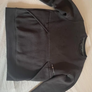 Svart Sail Racing sweatshirt - Svart, clean design med logga fram. Sjukligt skön och perfekt för chill dagar 😎 Storlek 160 (typ XS eller 13–15 år). Passar både kille & tjej. Använd max nån gång – för liten för mig tyvärr.  💸 Nypris runt 800 kr Mitt pris: 400 kr  Skicka DM om du vill ha fler bilder eller frågor 🙌🔥